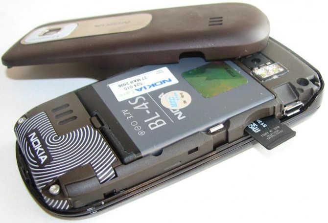 Nokia 3600 со снятой крышкой