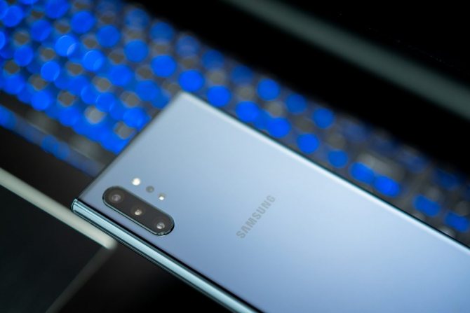 Samsung Galaxy Note 10 синего цвета