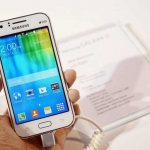Смартфон Samsung Galaxy J1 SM-J110 в руке