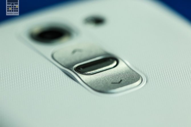LG G2 mini - кнопки на зайдней части