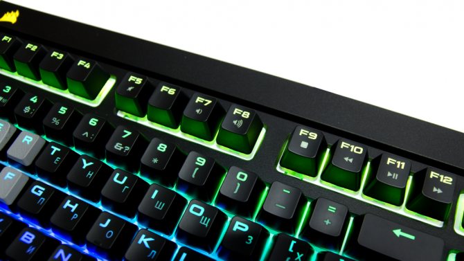 Особенности конструкции Corsair STRAFE RGB Cherry MX Silent: мультимедийные клавиши