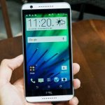 Смартфон HTC Desire 820G в руке